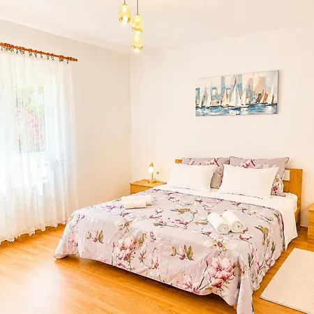Aura House Free Parking For 6 Cars Apartmán